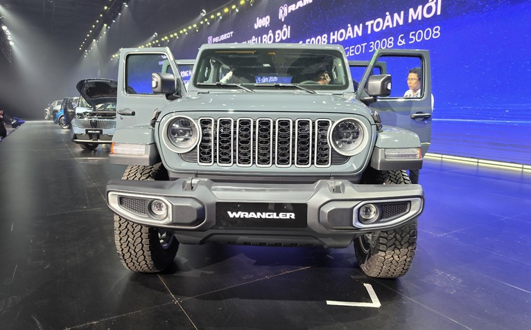 Jeep Wrangler, Ram 1500 'tái xuất' Việt Nam: SUV địa hình giá từ 2,999 tỉ, bán tải từ 3,749 tỉ đồng