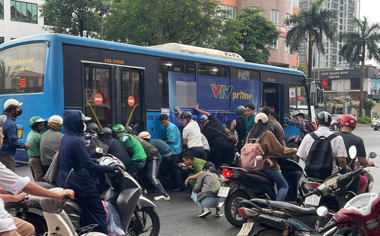 Nguyên nhân người phụ nữ kẹt dưới gầm xe buýt khiến hàng chục người phải nâng xe để giải cứu