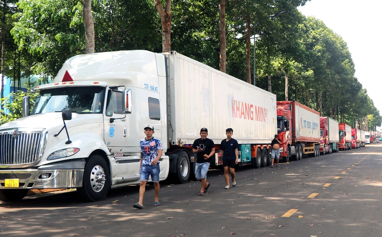 Chủ tịch TP Đồng Nai yêu cầu khắc phục ùn tắc do container sầu riêng ở Dầu Giây
