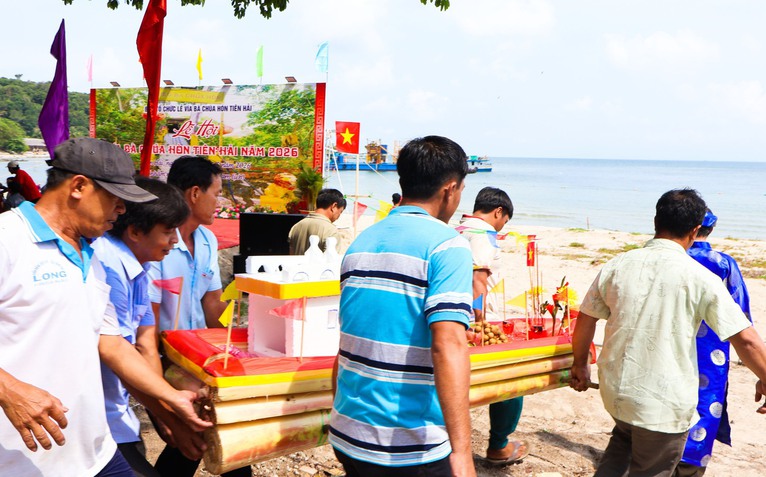 Lễ vía đặc biệt trên đảo Hải Tặc: Ăn uống miễn phí, gửi xe miễn phí