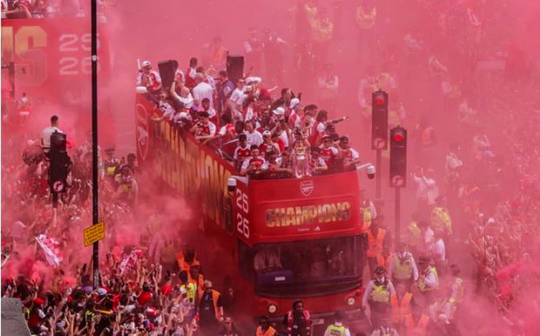 Cổ động viên Arsenal 'nhuộm đỏ' London, mừng vô địch Premier League