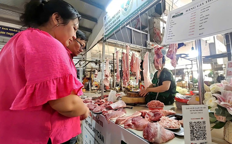 Ra chợ mua thịt heo, biết ngay 'hàng sạch' nhờ quét mã tại chỗ