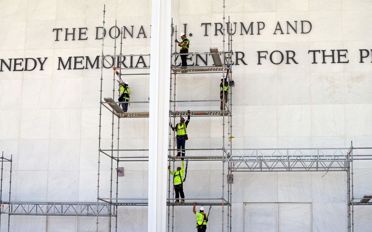 Tòa giữ nguyên phán quyết đục bỏ tên ông Trump khỏi Trung tâm Kennedy