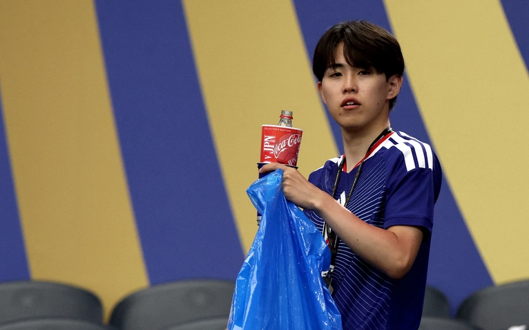 Cổ động viên Nhật Bản dọn sạch rác ở World Cup, ở Việt Nam cũng đã có điều tuyệt vời như vậy rồi mà