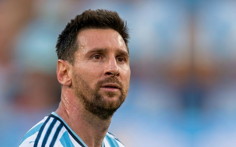 Vì sao Messi bật khóc sau khi ghi bàn?
