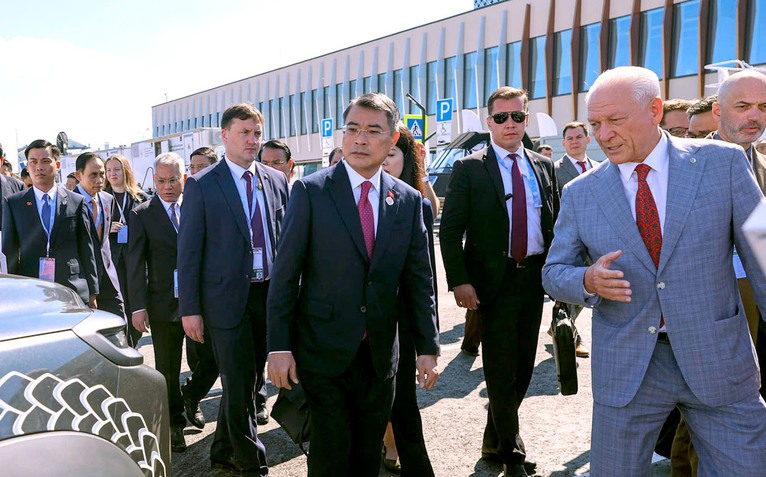 Thủ tướng Lê Minh Hưng xem các sản phẩm công nghiệp mũi nhọn của Tatarstan