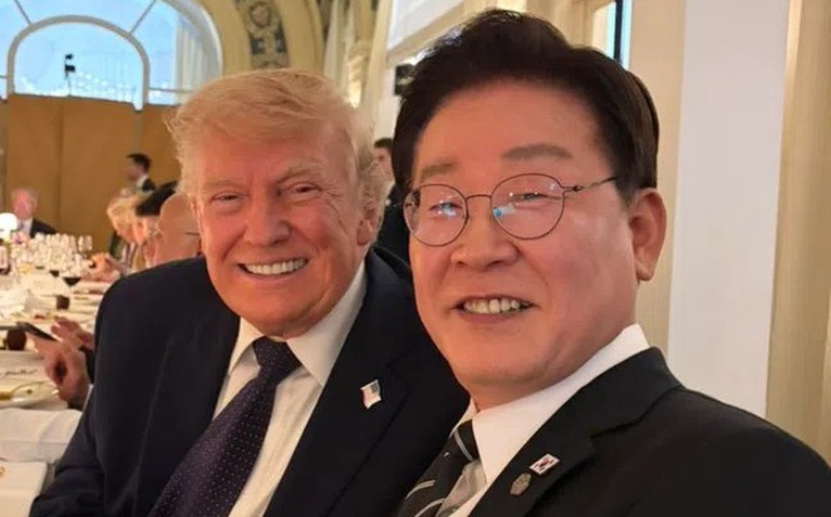Ông Trump tặng bút, hẹn chơi golf với Tổng thống Hàn Quốc