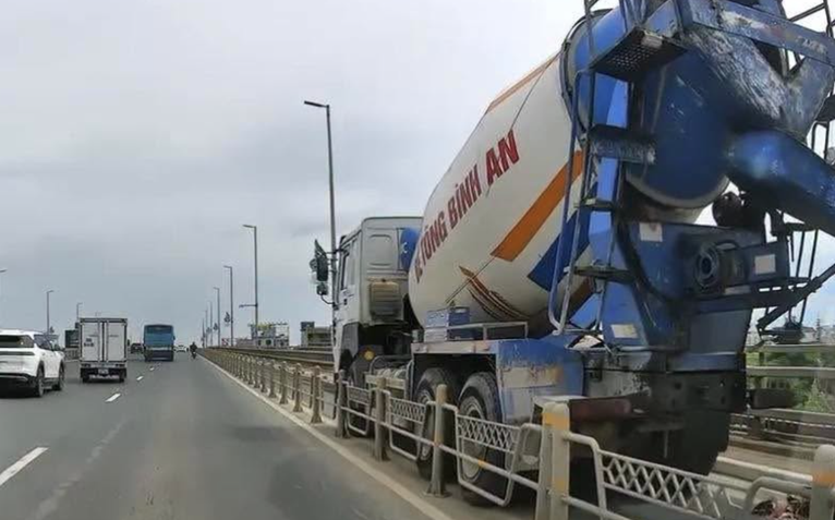 Xe bồn gây tai nạn ở làn xe máy trên đường dẫn cầu Nhật Tân, một người tử vong