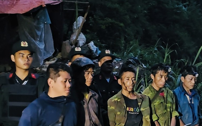 Hơn 100 công an bí mật hành quân ban đêm, bắt gọn ổ nhóm ma túy trong rừng sâu