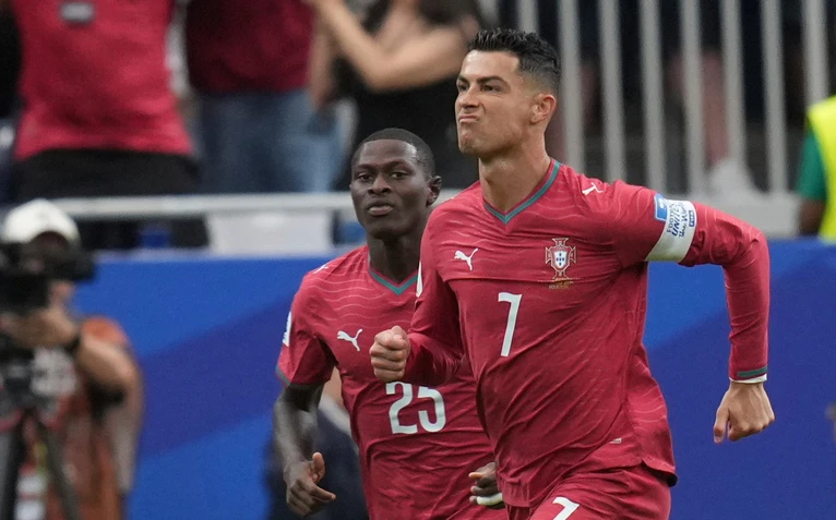 Vượt mặt Messi, Ronaldo lập kỷ lục tại World Cup