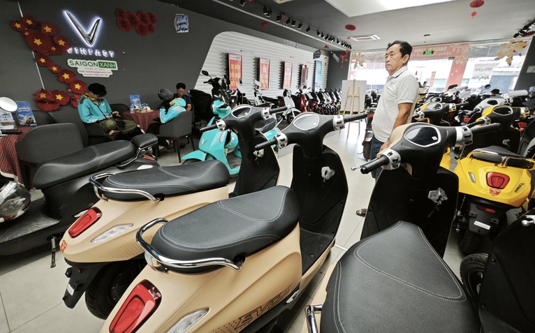 Chỗ sạc dần vào chung cư, xe máy điện đua giá