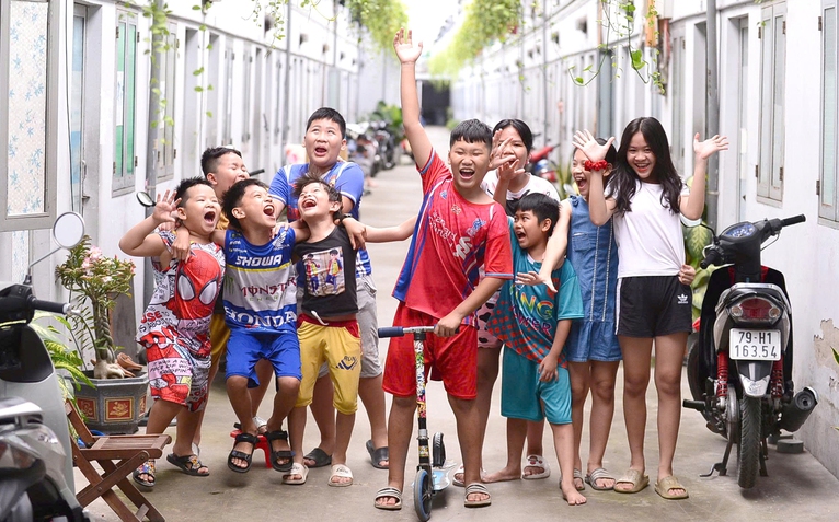 Không thể giao trẻ em cho mạng xã hội: Giành lại tuổi thơ 'lấm bẩn'