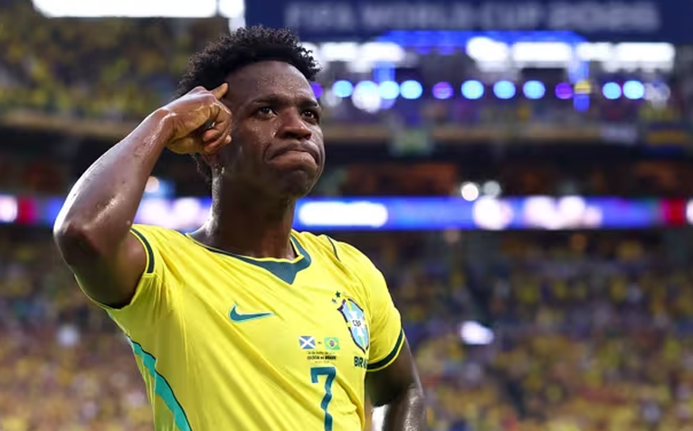 Vinicius lập cú đúp giúp Brazil giành ngôi đầu bảng C