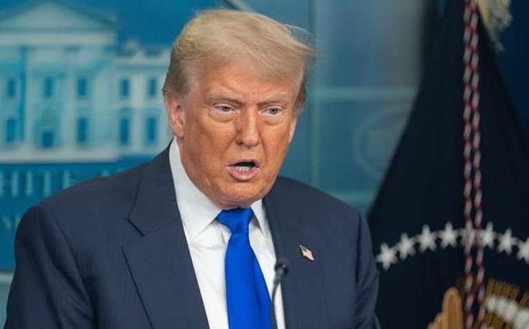 Tổng thống Trump bất ngờ hoãn ký dự luật hỗ trợ nhà ở