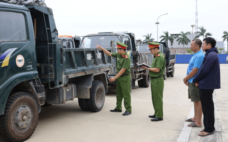 Khởi tố hai người đàn ông đổ hơn 177 tấn chất thải ra môi trường ở Ninh Bình