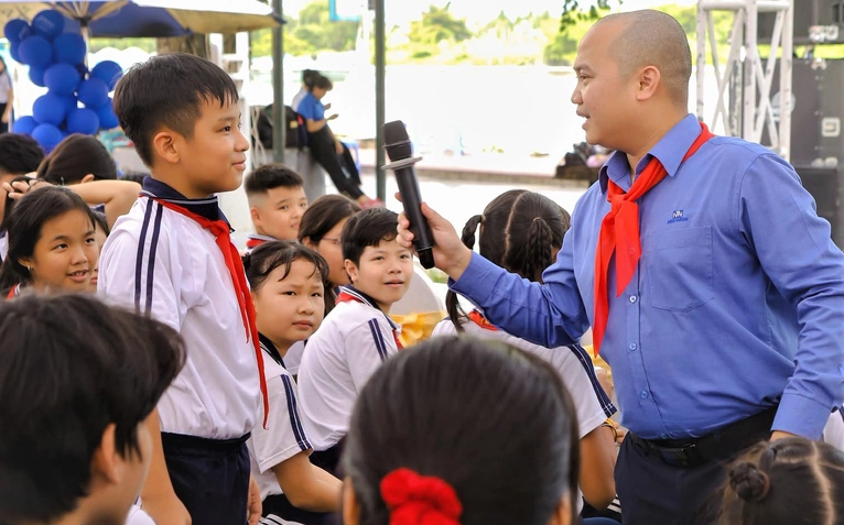Cấm hay hướng dẫn? Tranh luận về việc trẻ dưới 16 tuổi dùng mạng xã hội