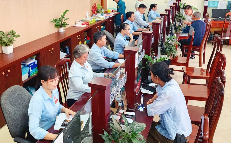 Người dân 'hẹn giờ' làm thủ tục hành chính ở Bình Chánh, không cần bấm số chờ