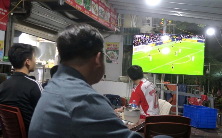 Bóng lăn trên sân, đừng để nợ lăn vào nhà