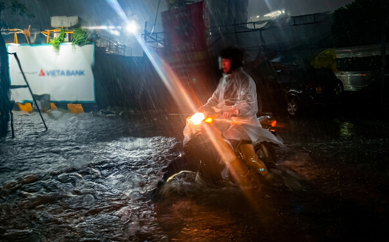 Hà Nội đang mưa to, cảnh báo ngập lụt nhiều tuyến phố