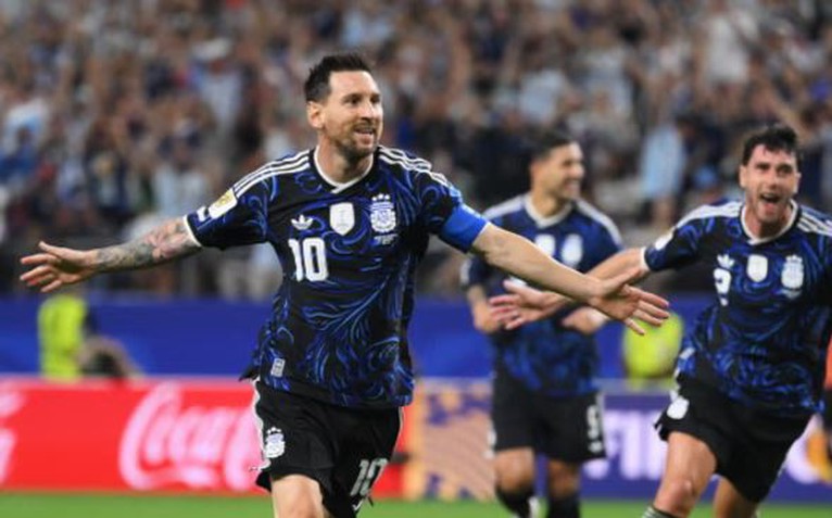Messi ghi bàn thắng thứ 19 ở World Cup, Argentina toàn thắng cả 3 trận vòng bảng