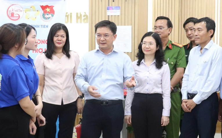 Phó chủ tịch UBND TP.HCM Nguyễn Mạnh Cường thăm, động viên đội hình tình nguyện 'Mùa hè số'