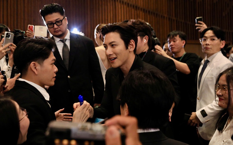 Ji Chang Wook, đoàn phim Mưa đỏ và các nghệ sĩ rạng rỡ trên thảm đỏ khai mạc DANAFF