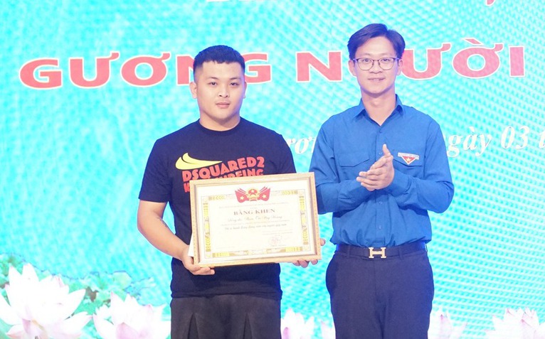 Nam thanh niên dùng bình cứu hỏa cứu người phụ nữ bị đâm trên đường Lạch Tray nhận bằng khen