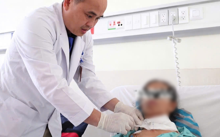 Khó thở, gần mất tiếng, cụ bà phát hiện hơn 20 hạch ung thư di căn