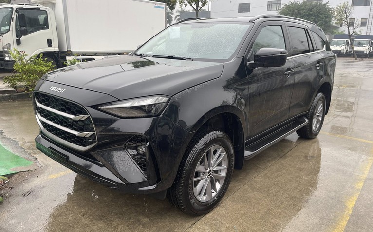 Tin tức giá xe: Isuzu mu-X giảm tới 115 triệu tại đại lý, SUV D nhảy xuống 'đọ giá' Mazda CX-5