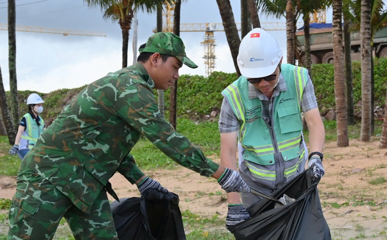 Hơn 100 kỹ sư, công nhân và lực lượng biên phòng thu gom rác tại các dự án đón APEC 2027 ở Phú Quốc