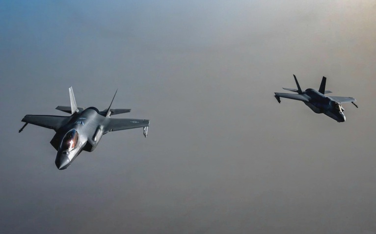 Mỹ bắn hạ 2 drone Iran ở eo biển Hormuz, 'đánh cứ đánh, đàm cứ đàm'