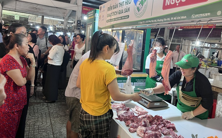 Lần đầu TP.HCM đưa thịt heo 'Tick xanh trách nhiệm' vào chợ truyền thống