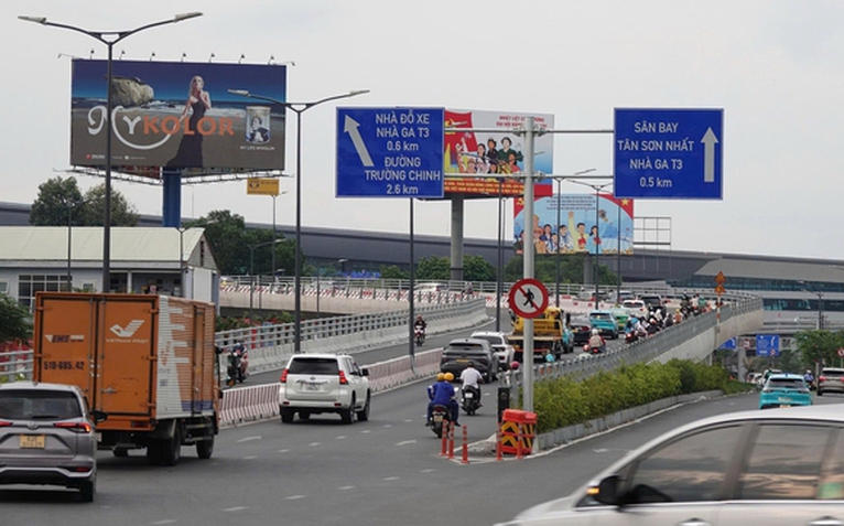 TP.HCM: Không cấp phép lắp biển quảng cáo, biển thông tin cổ động trên vỉa hè