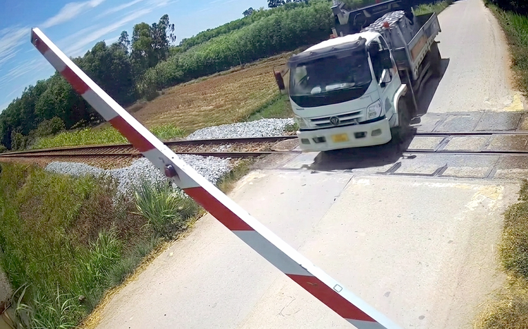 Tài xế cố tình vượt rào chắn đường sắt ở Quảng Ngãi bị phạt hơn 41 triệu đồng