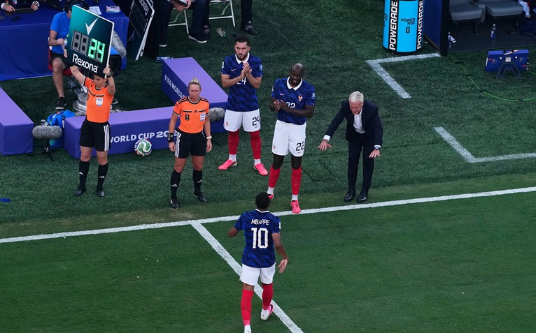 HLV tuyển Pháp cúi đầu thán phục trước Mbappe