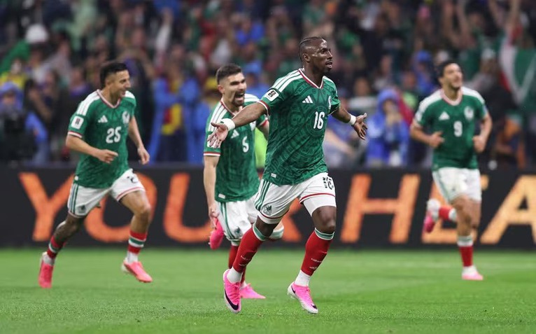 Thắng dễ Ecuador, Mexico giành vé đi tiếp và lập kỷ lục 'khó tin' ở World Cup sau 36 năm