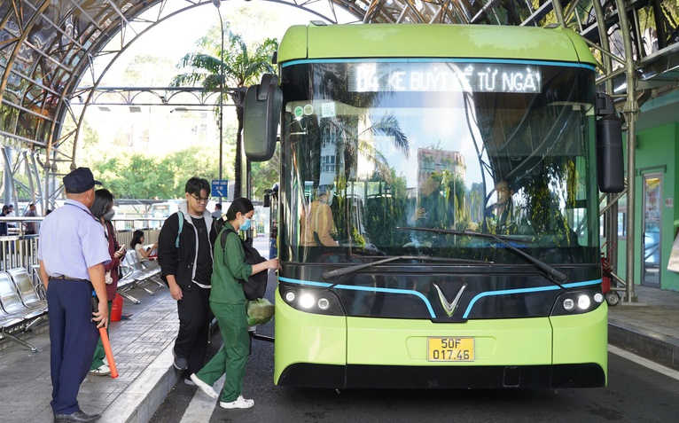 TP.HCM: Khách đi xe buýt tăng mạnh trong ngày đầu miễn phí vé