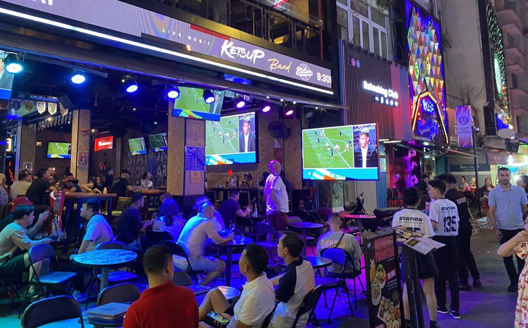 Trắng đêm xem World Cup: Làm thế nào để vui mà vẫn khỏe?