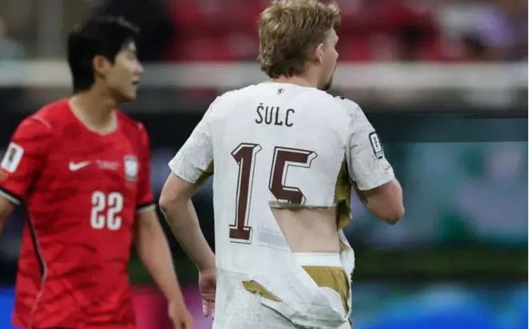 Tại sao áo đấu ở World Cup hay bị rách tả tơi?
