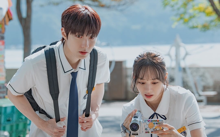 'Chị đại' Kim Hye Soo tái xuất đối đầu với phim thanh xuân của Hyeri