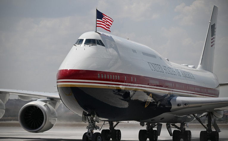 Đưa tin Air Force One mới thiếu tính năng an ninh, nhiều phóng viên báo New York Times nhận trát hầu tòa