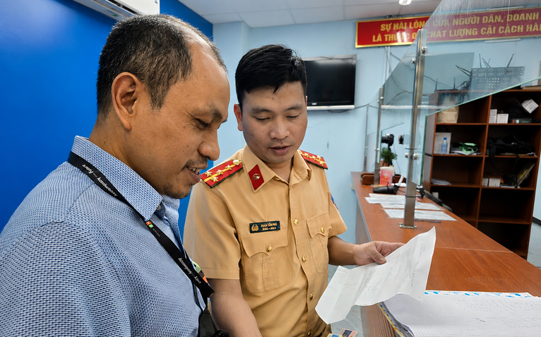 CSGT TP.HCM khuyến cáo tình trạng mạo danh, lừa đảo người dân 'lo thủ tục nhanh'