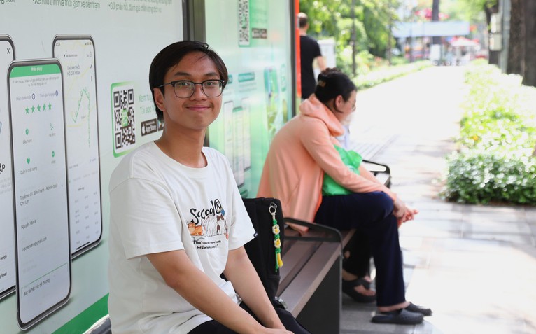 Nhiều bạn trẻ ở TP.HCM cất xe máy, đổi qua đi xe buýt