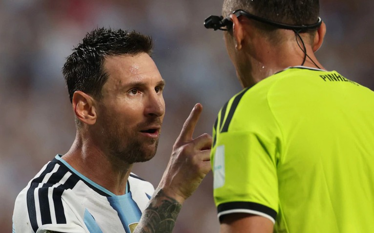 Messi chỉ mặt trọng tài rồi đòi hỏi điều gì?