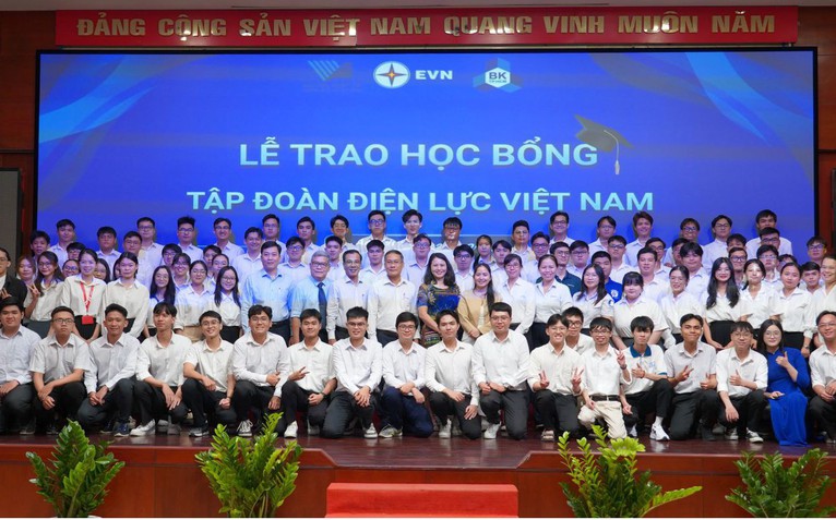 Ươm mầm tương lai từ những suất học bổng