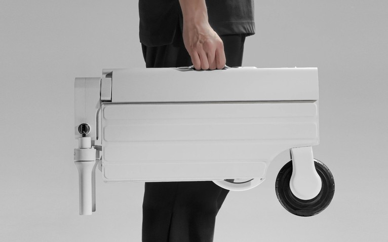 Xe điện gấp gọn như chiếc cặp, kéo đi như vali, kèm 'trạm sạc tại gia'