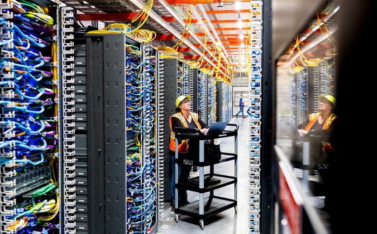 Microsoft, Google, Amazon thải 119 triệu tấn CO₂ vì đua AI