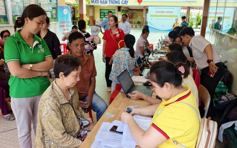 Người dân TP.HCM phấn khởi đi khám sức khỏe định kỳ miễn phí
