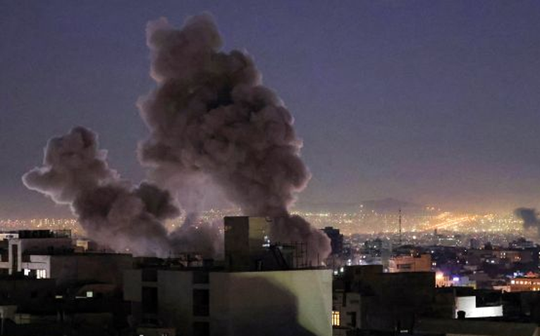 Ông Trump tuyên bố đã đưa Iran 'về thời đồ đá', Tehran nã tên lửa vào Bahrain