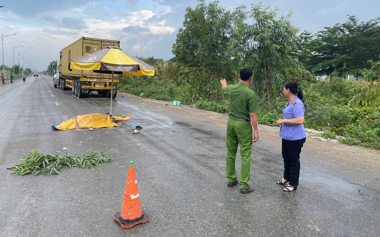 Xe đầu kéo va chạm xe máy lôi tự chế, 1 phụ nữ thiệt mạng, 3 người khác bị thương